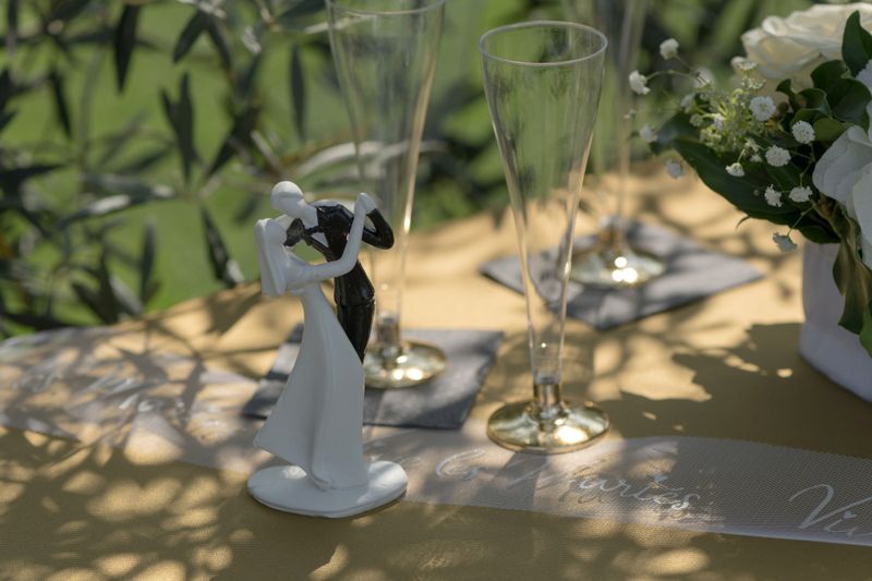 Kaketopp brudepar – dansende hvit/sort